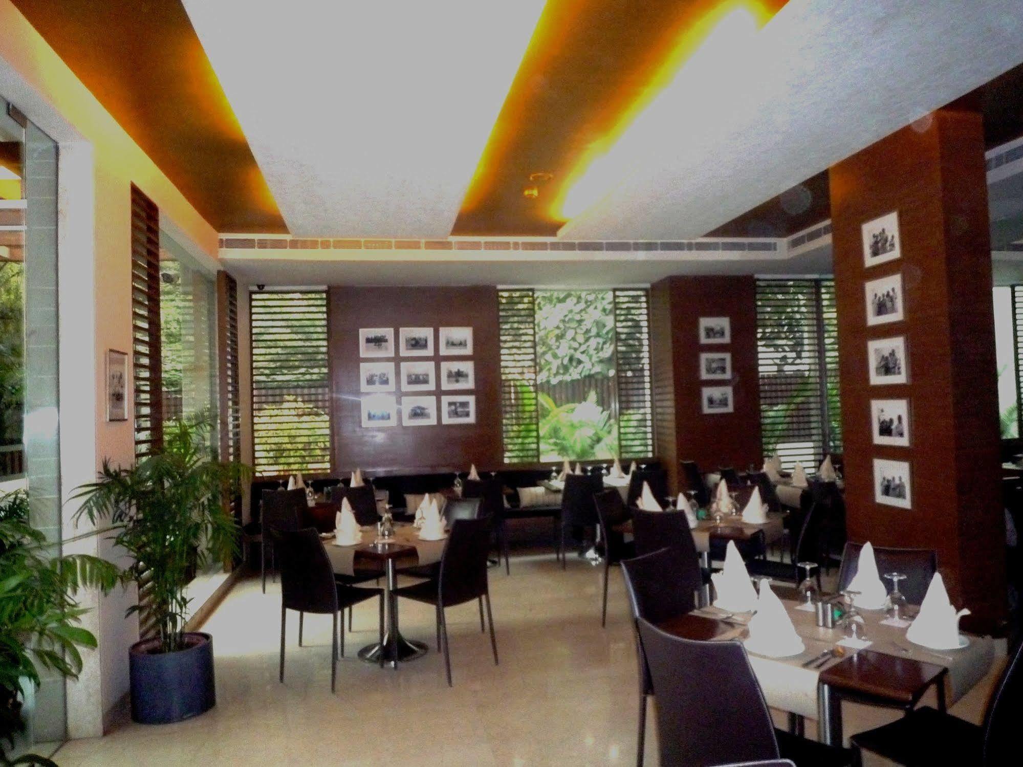 Udman Hotel Panchshila Park Нью-Дели Экстерьер фото