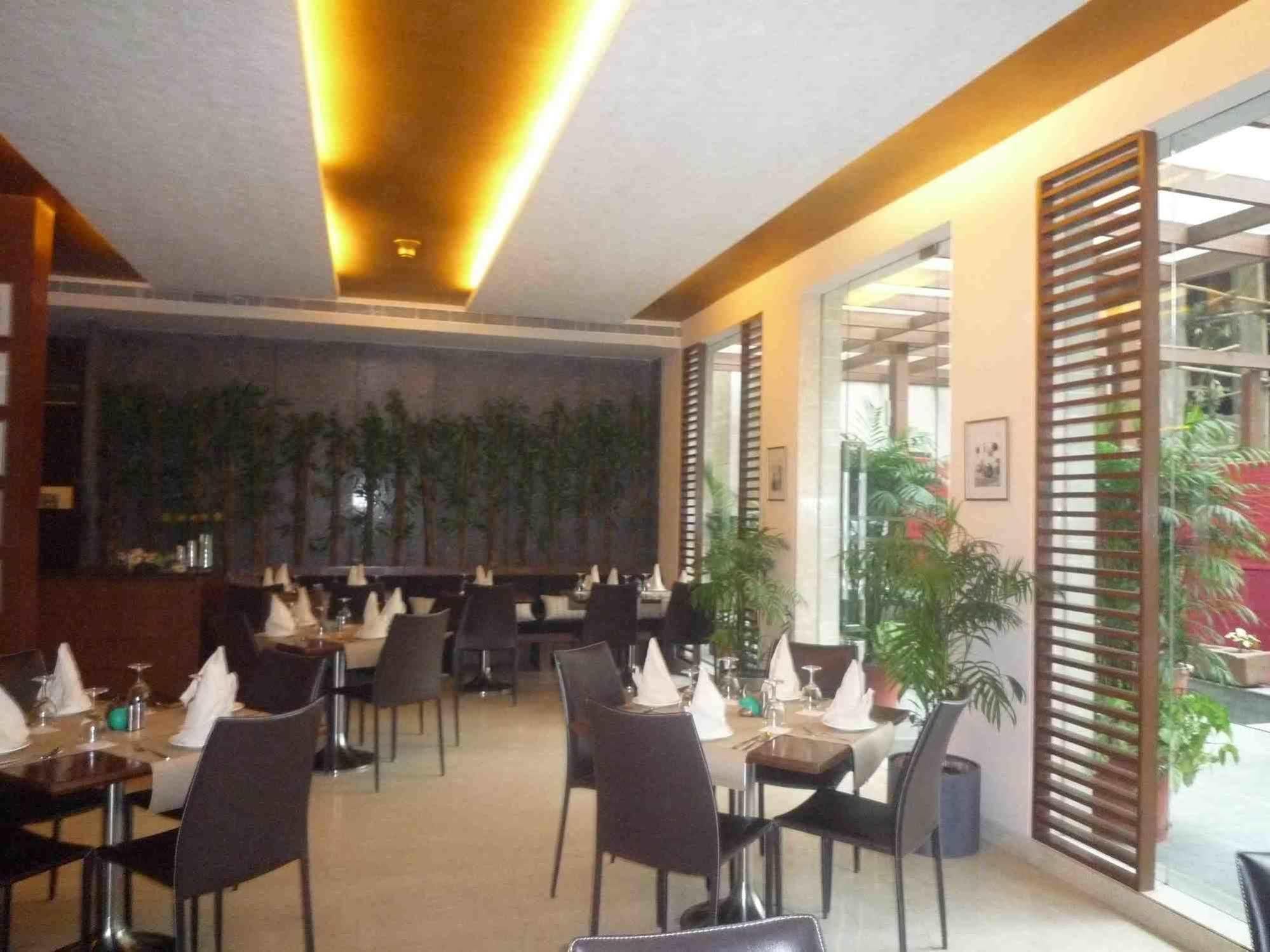 Udman Hotel Panchshila Park Нью-Дели Экстерьер фото